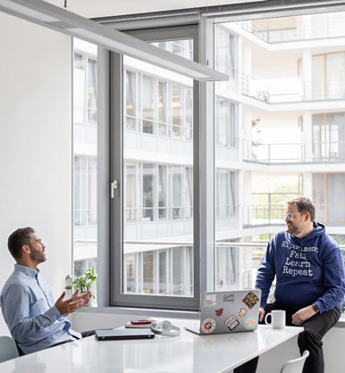 To ansatte taler med hinanden på et kontor 