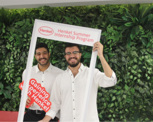 To Henkel-medarbejdere hygger sig ved et arrangement 
