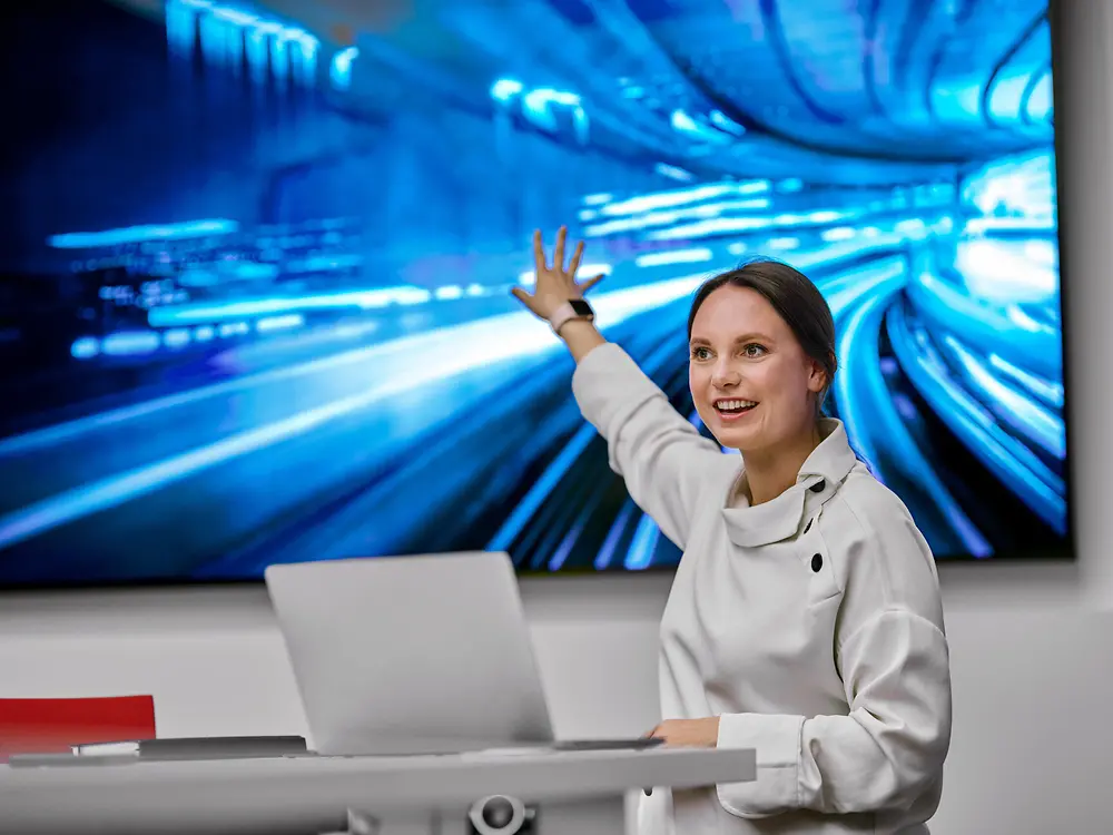 En Henkel-medarbejder står ved siden af en genopfyldningsstation af skønhedsmærket Love Nature. 
