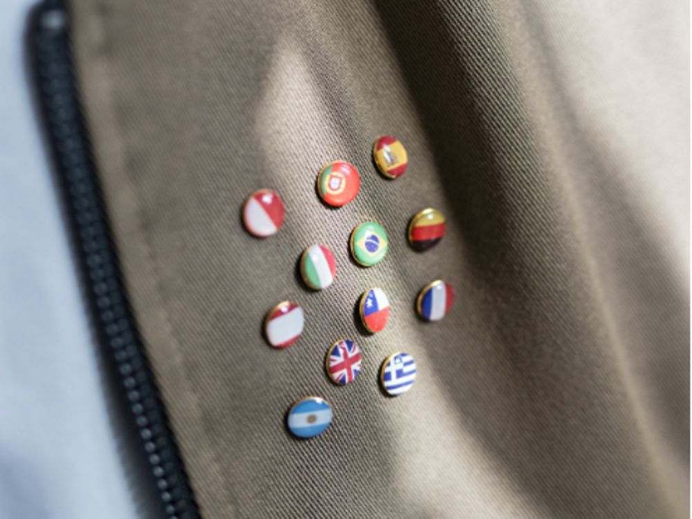 Badges med flag fra hele verden fastgjort til en jakke 