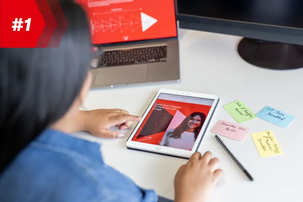 En person ser på sin tablet