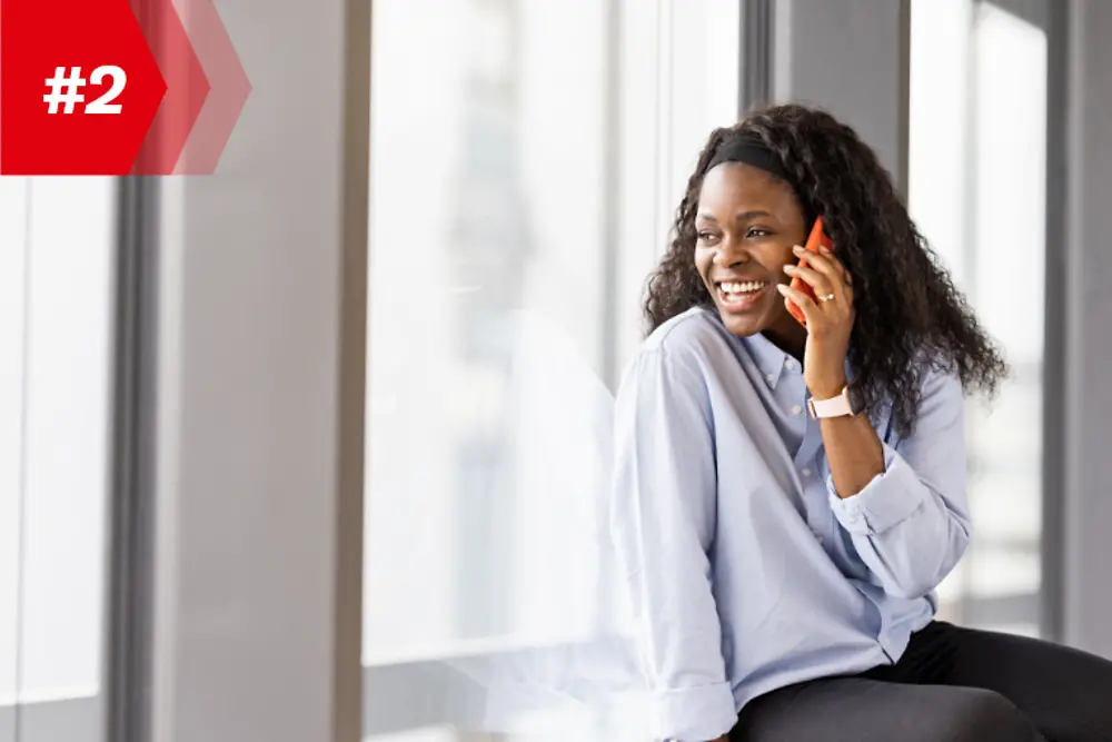 En kvinde taler ind i sin mobiltelefon