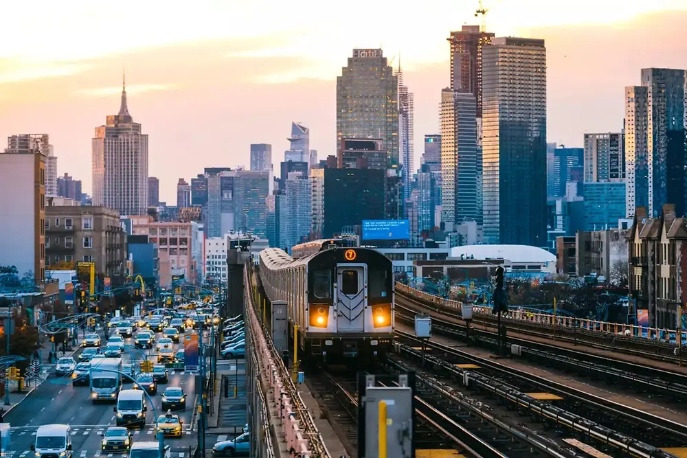 Bytog kører gennem en moderne bys skyline i dagtimerne