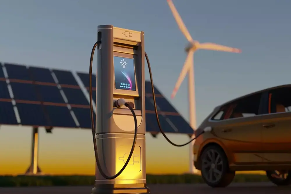 Ladestation til elbiler med solpaneler og vindmøller i baggrunden.